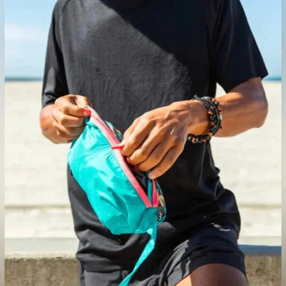 Chubbies, Men's March of the Toucans Packable Windbreaker Dark Gray Size Large - Picture 3 of 7